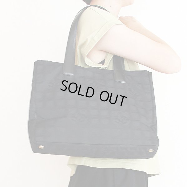 シャネル　ニュートラベルライン トートMM ブラック　掛けたイメージ