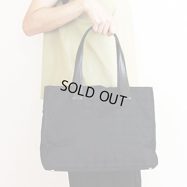 シャネル　ニュートラベルライン トートMM ブラック　持ったイメージ