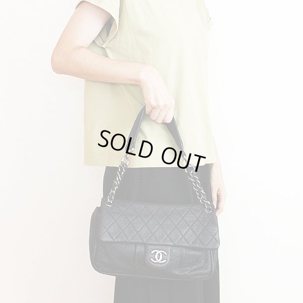 シャネル マトラッセ ワンショルダーバック ダークパープル／SIV金具　持ったイメージ