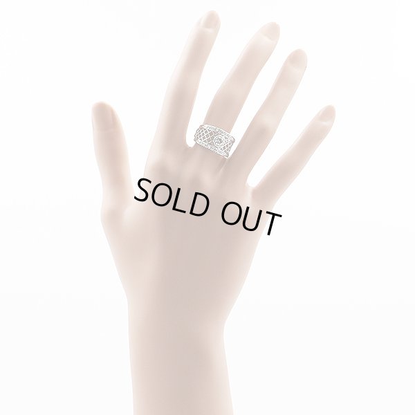 イヴ・サンローラン　PT900 ダイアイリリング 0.39ct 0.15ct 8.00g　装着イメージ