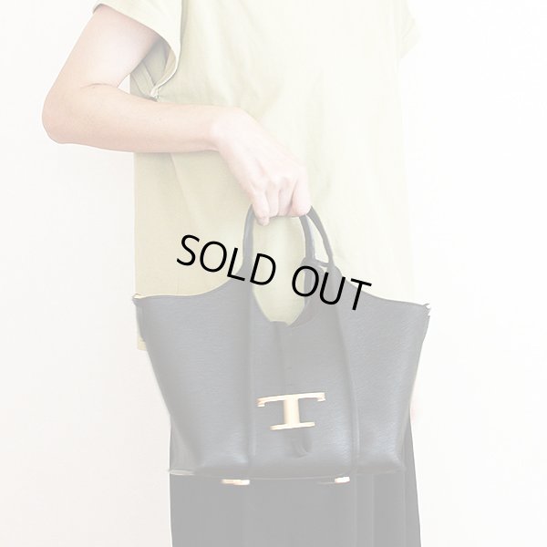 トッズ Tタイムレス レザー ショッピングバック ミニ ブラック 持ったイメージ