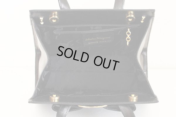 サルヴァトーレフェラガモ ヴァラリボン スクエアハンドバック BA214178 ブラック　中身