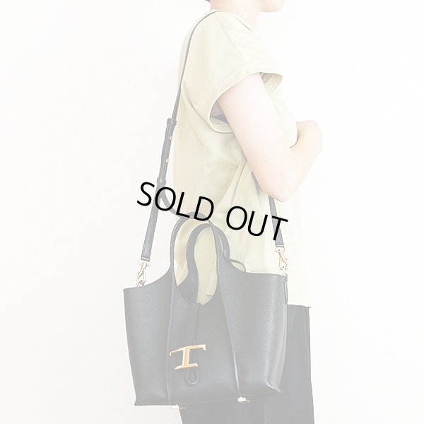 トッズ Tタイムレス レザー ショッピングバック ミニ ブラック 掛けたイメージ