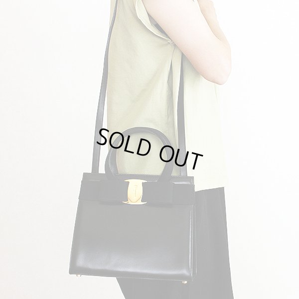 サルヴァトーレフェラガモ ヴァラリボン スクエアハンドバック BA214178 ブラック　掛けたイメージ