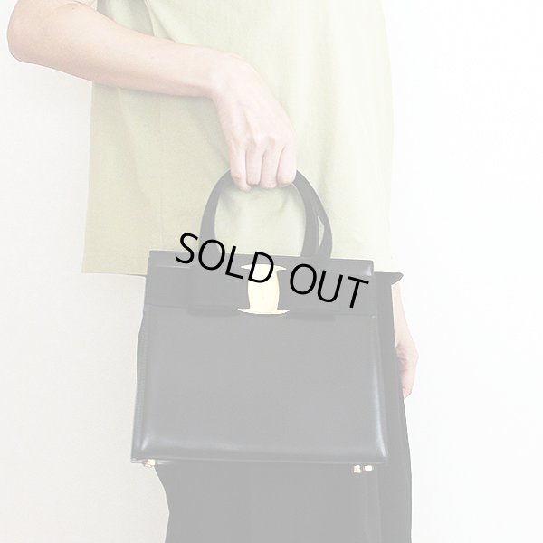 サルヴァトーレフェラガモ ヴァラリボン スクエアハンドバック BA214178 ブラック　持ったイメージ