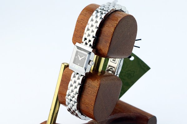 グッチ　Ｇフレームスクエア　ＹＡ１２８．５　黒文字盤　３Ｐ　サイド