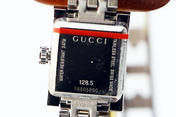 グッチ　Ｇフレームスクエア　ＹＡ１２８．５　黒文字盤　３Ｐ　裏面拡大
