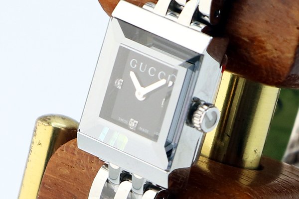 グッチ　Ｇフレームスクエア　ＹＡ１２８．５　黒文字盤　３Ｐ　サイド拡大