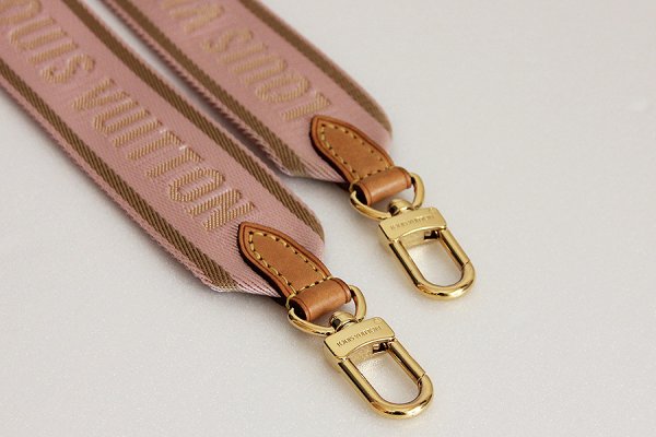 ルイ・ヴィト ン ミュルティ・ポシェット・アクセソワール M44813 ローズクレール ストラップに僅かに毛羽立ち