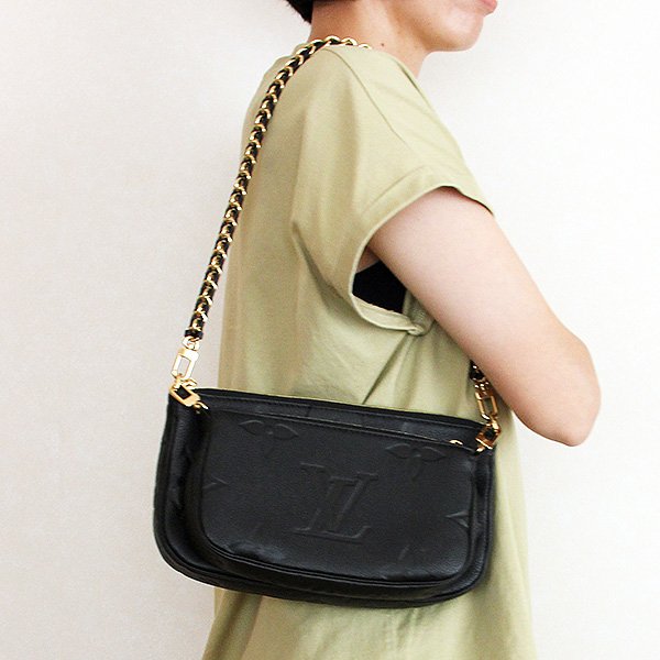 ルイ・ヴィト ン ミュルティ・ポシェット・アクセソワール M80399 ノワール 掛けたイメージ