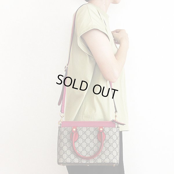 グッチ　GGスプリーム 2WAYミニショルダーバック 453177 204991 ベージュ／ピンク／レッド　掛けたイメージ