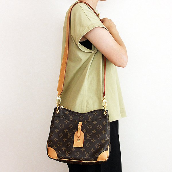 ルイ・ヴィト ン オデオン NM PM M45355 ナチュラル 掛けたイメージ