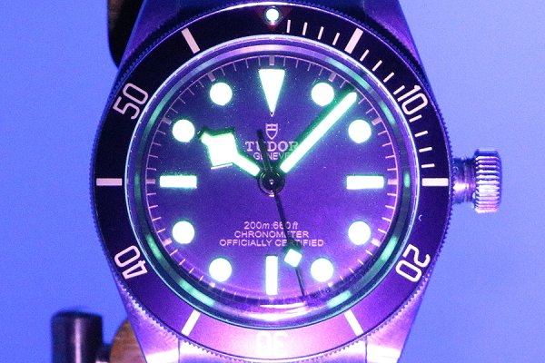 チューダー　ヘリテージ　ブラックベイ　７９０３０Ｎ　黒文字盤　黒ベゼル　ライト