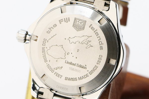 タグホイヤー　アクアレーサー　ＷＡＦ２１１Ｆ　青シェル文字盤　フィジー限定　亀　裏面拡大