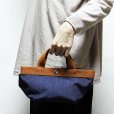 エルベシャプリエ　コーデュラ舟型トートS 701CB ネイビー／ヴィゴーニュ／ブランタグ　持ったイメージ