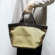 エルベシャプリエ　コーデュラ舟型トートM 707C シャモワ／モカ　持ったイメージ