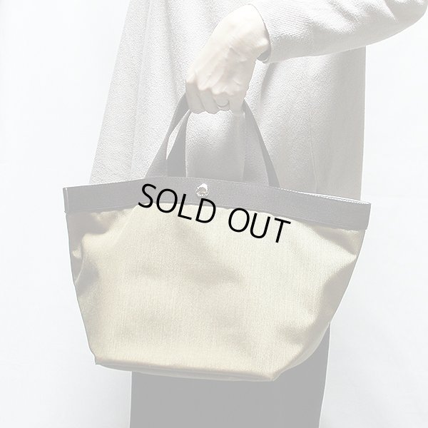 エルベシャプリエ コーデュラ舟型トートM 707C シャモワ/モカ 持ったイメージ