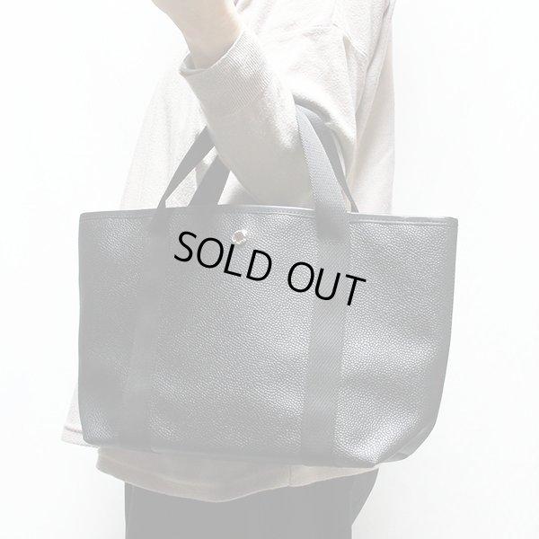 エルベシャプリエ　リュクスライン スクエアトートM 604G ノワール／ノワール　持ったイメージ