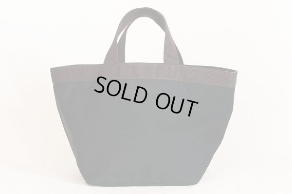 エルベシャプリエ　コーデュラ舟型トートM 707C ノワール／モカ　裏面