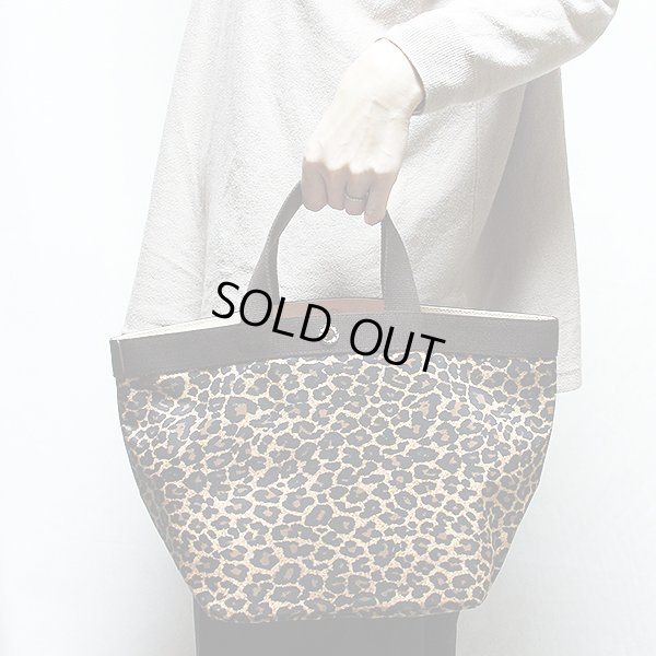 エルベシャプリエ ナイロン舟型トートM 707F パンサー レオパード ヒョウ柄 持ったイメージ