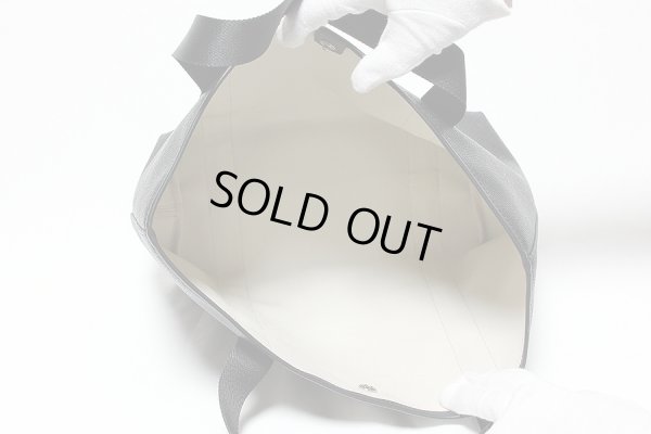 エルベシャプリエ　リュクスライン スクエアトートM 604G ノワール／ノワール　中身