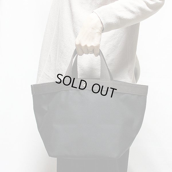 エルベシャプリエ　コーデュラ舟型トートM 707C ノワール／モカ　持ったイメージ