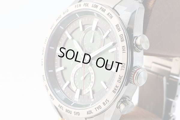 シチズン　アテッサ　ＡＴ８１８１－６３Ｗ　電波エコドライブ　緑文字盤　サイド拡大