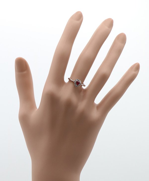 ノーブランドジュエリー K18WG ルビーダイアイリリング 0.25ct 0.15ct 1.90g　装着イメージ