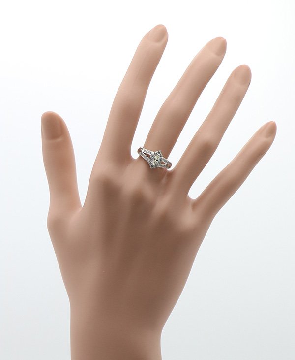 ノーブランドジュエリー PT900 ダイアイリリング 0.39ct 0.19ct 4.50g　装着イメージ