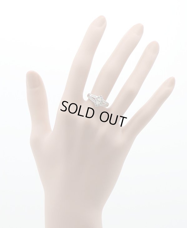 ノーブランドジュエリー PT900 ダイアイリリング 0.39ct 0.19ct 4.50g　装着イメージ