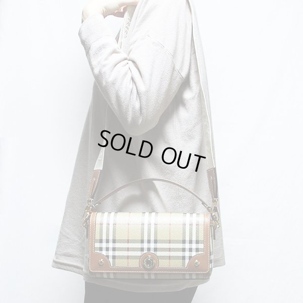 バーバリー　トップハンドルノートバック　8066165　ブライアーブラウン　掛けたイメージ