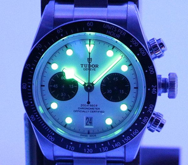 チューダー　ブラックベイ　クロノグラフ　７９３６０Ｎ　白文字盤　黒インダイアル　暗所