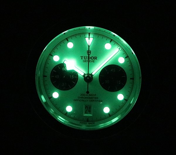 チューダー　ブラックベイ　クロノグラフ　７９３６０Ｎ　白文字盤　黒インダイアル　暗所