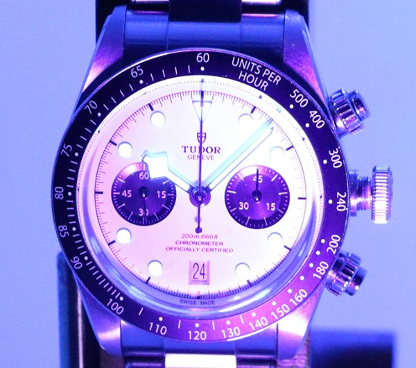 チューダー　ブラックベイ　クロノグラフ　７９３６０Ｎ　白文字盤　黒インダイアル　暗所