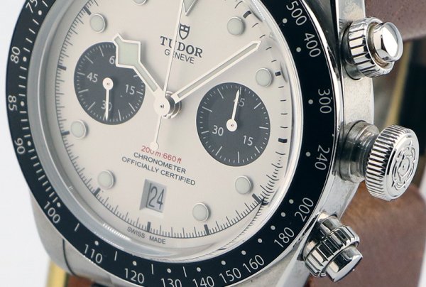 チューダー　ブラックベイ　クロノグラフ　７９３６０Ｎ　白文字盤　黒インダイアル　サイド拡大