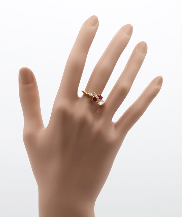 クイーン 750YG ルビーダイアイリリング 0.61ct 0.31ct 4.40g　装着イメージ