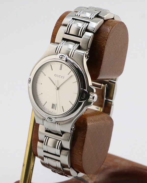 グッチ　ＧＱ９０４０Ｍ（ＹＡ０９０３１８）　銀文字盤　サイド