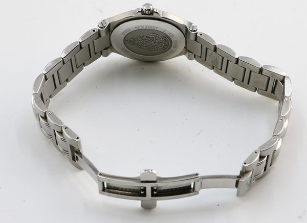 グッチ　ＧＱ９０４０Ｍ（ＹＡ０９０３１８）　銀文字盤　裏面