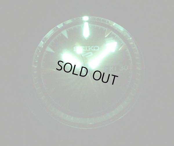 セイコー　セイコー５　ＳＢＳＡ０９２　オレンジ文字盤　４Ｒ３６－０９Ｇ０　暗所