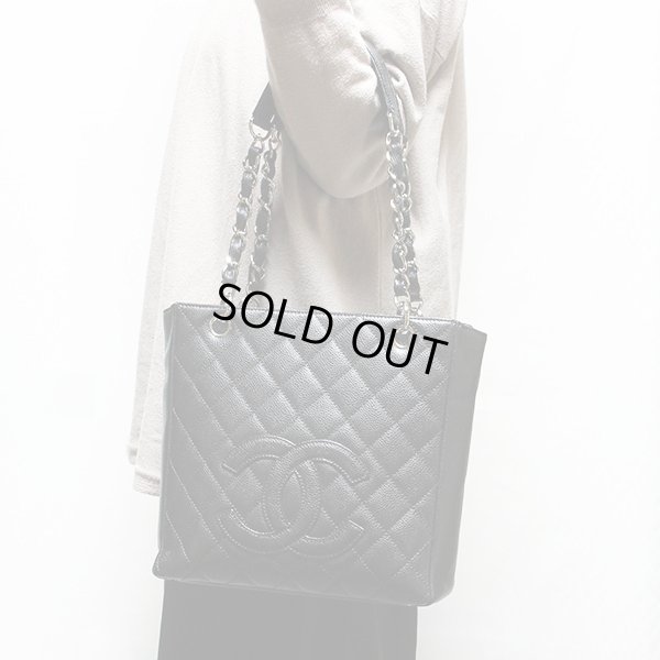 シャネル　PST チェーントートバック A20994 ブラック／SIV金具　持ったイメージ