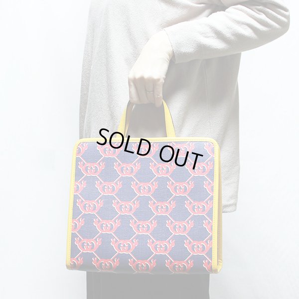 グッチ　チルドレンズ スネイルトートバック 605614 520981 ネイビー／レッド　持ったイメージ