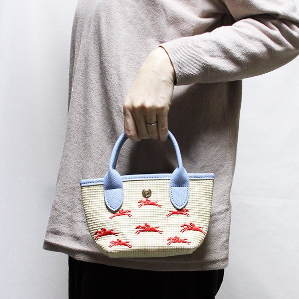 ロンシャン　ル パニエプリアージュXS トップハンドルバック ブルー　持ったイメージ