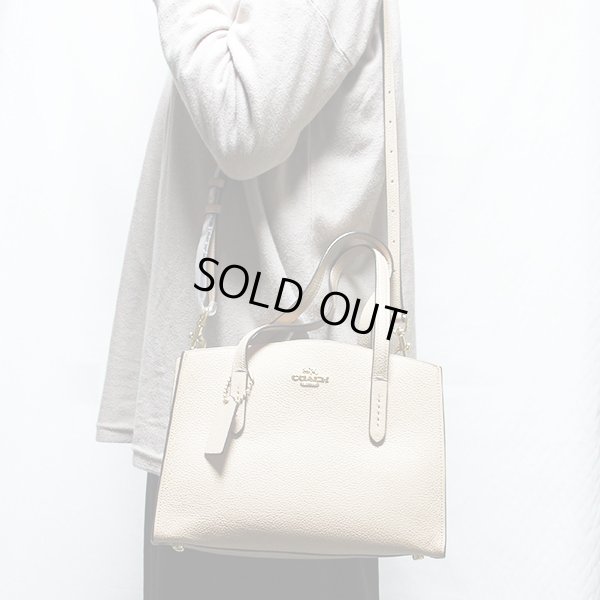 コーチ　チャーリー キャリーオール28 No.D1881-29529 ベージュ　掛けたイメージ