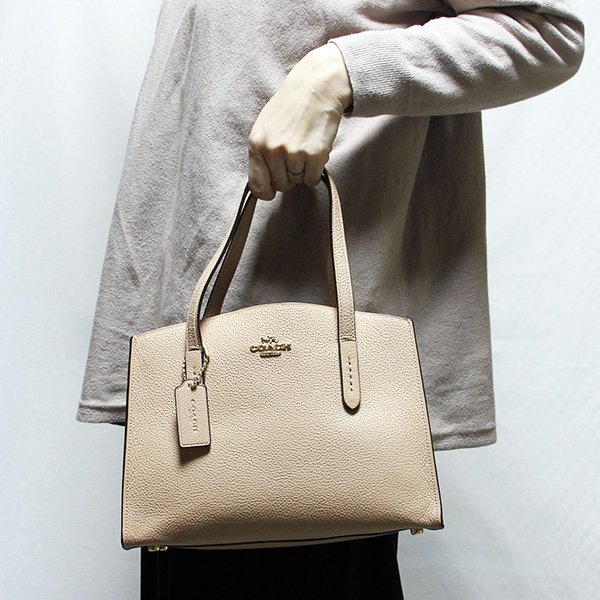 コーチ　チャーリー キャリーオール28 No.D1881-29529 ベージュ　持ったイメージ