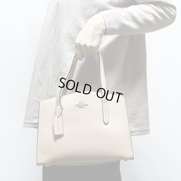 コーチ　チャーリー キャリーオール28 No.D1881-29529 ベージュ　持ったイメージ