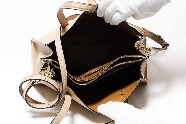 コーチ　チャーリー キャリーオール28 No.D1881-29529 ベージュ　中身