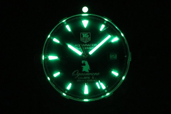 タグホイヤー　アクアレーサー　ＷＡＦ２１１７　紺文字盤　小笠原限定　ライト暗闇