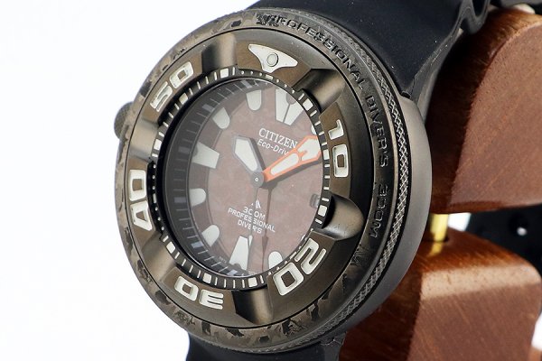 シチズン　プロマスター　ダイバー３００　ＢＪ８０５９－０３Ｅ　赤文字盤　サイド拡大