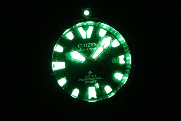シチズン　プロマスター　ダイバー３００　ＢＪ８０５９－０３Ｅ　赤文字盤　ライト暗闇