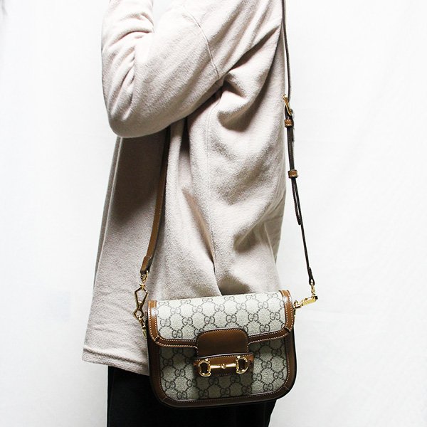 グッチ　ホースビット1955 ミニショルダーバック 658574 403075 ベージュ　掛けたイメージ(1)
